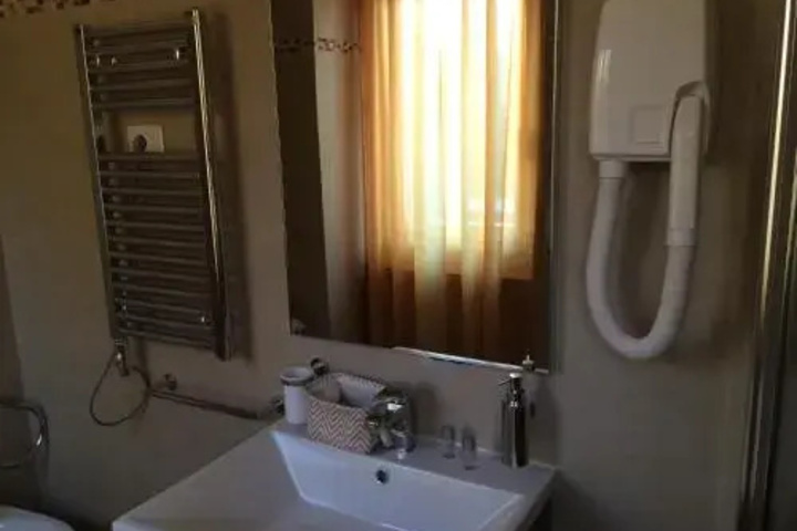 Room 4 of 8