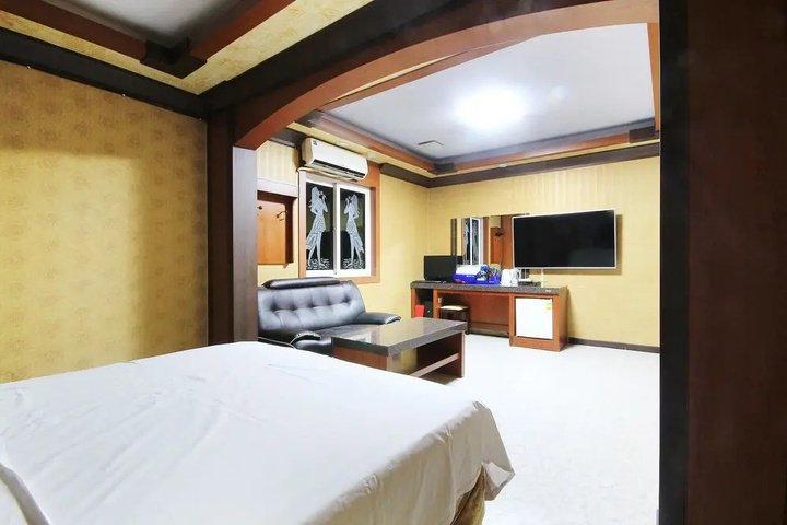 Room 7 of 26