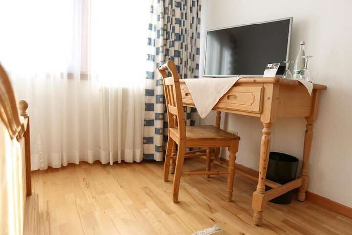 Room 8 of 28