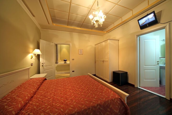 Room 10 of 25