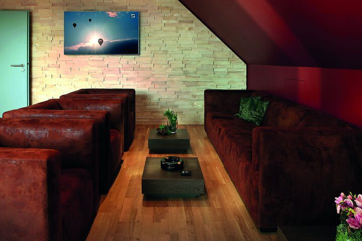 Lounge 31 of 33