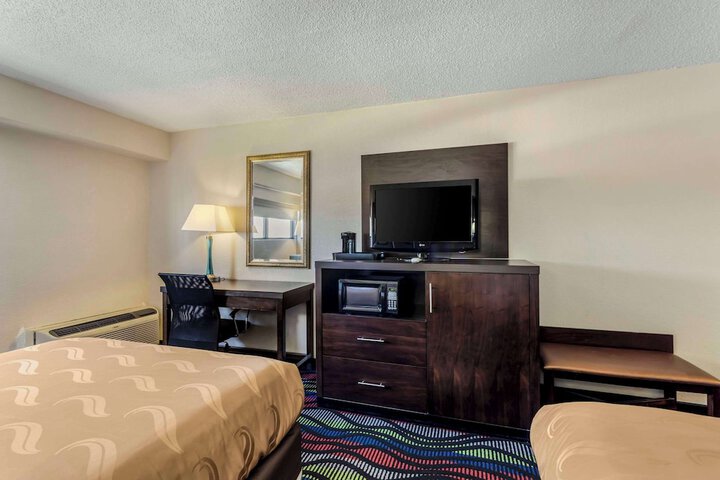 2 Queen Beds (7 of 16)