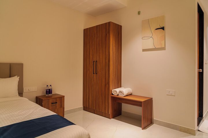 Room 6 of 9