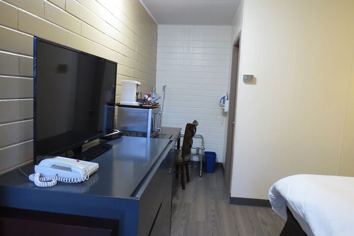 Room 6 of 18