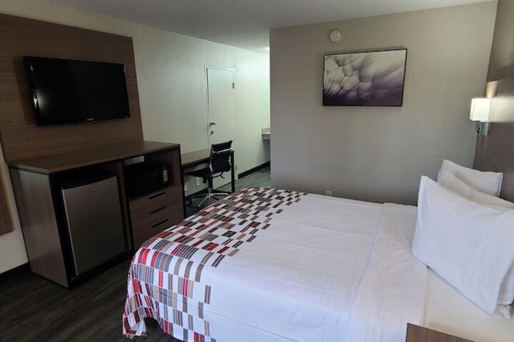 ADA Accessible Deluxe Queen Bed (3 of 8)