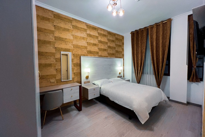 Room 8 of 90