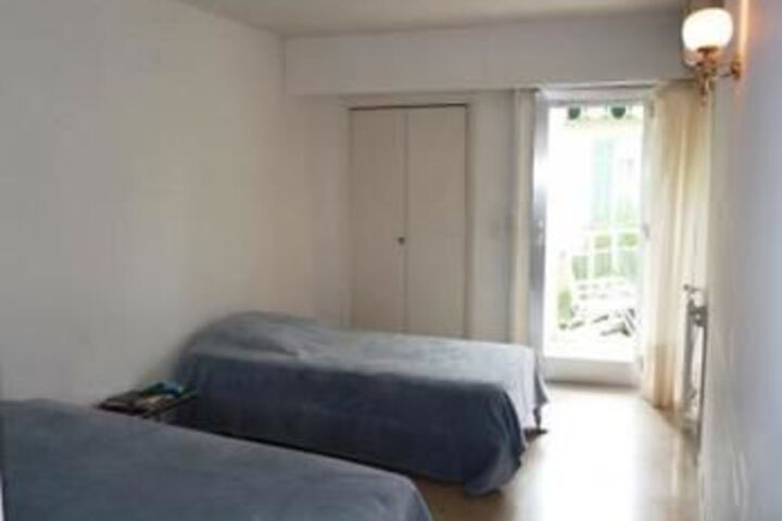 Room 9 of 18