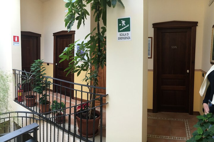 Ballroom/Hall 28 of 32