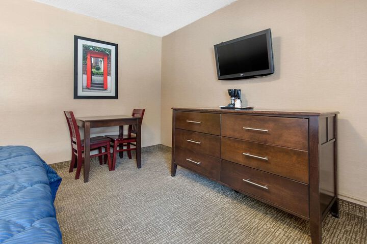1 Queen Bed (2 of 9)