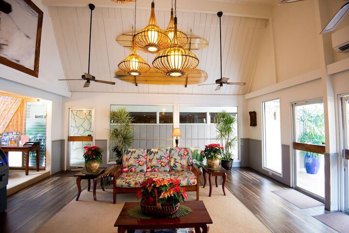 Lobby lounge