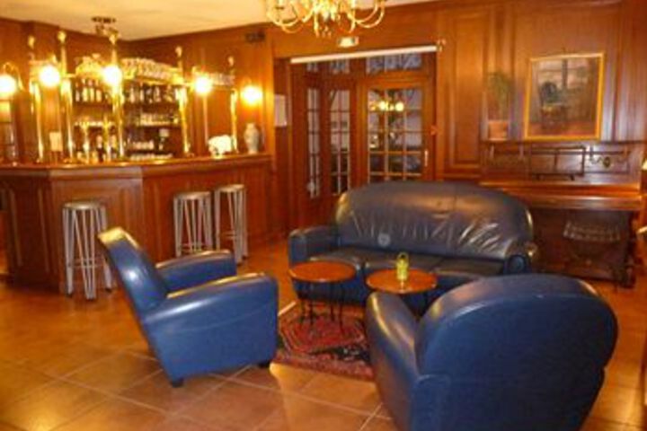Lounge 12 of 17