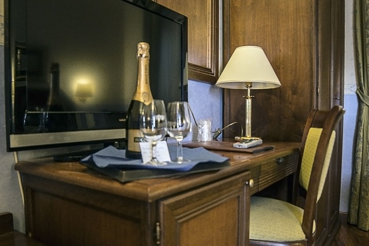 Room 24 of 142