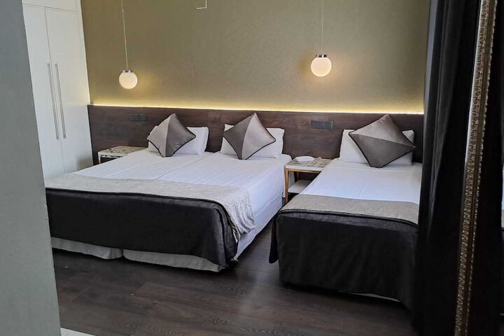 Room 104 of 193