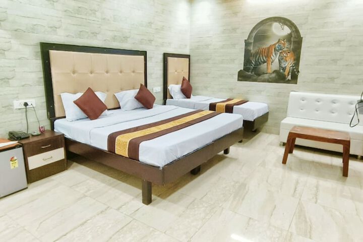 Room 5 of 8