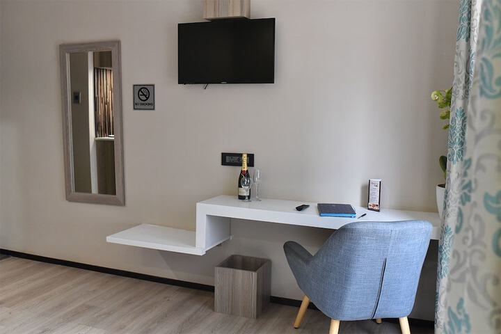 Room 13 of 21