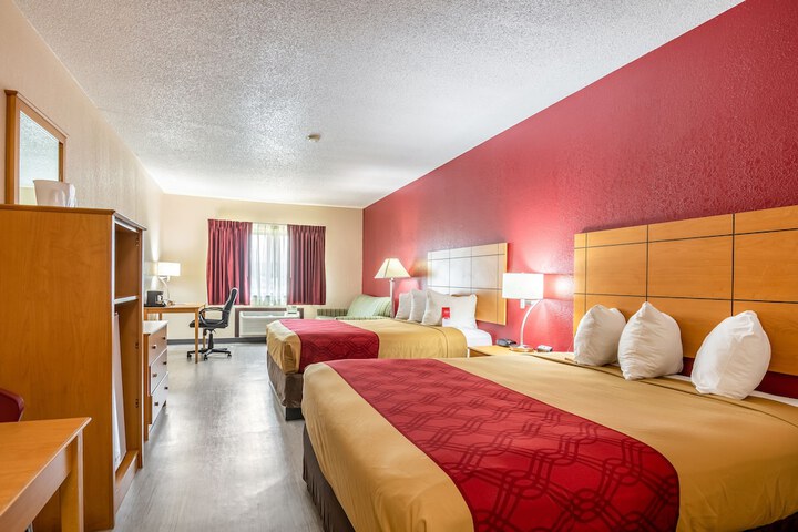 1 Queen Bed (3 of 9)