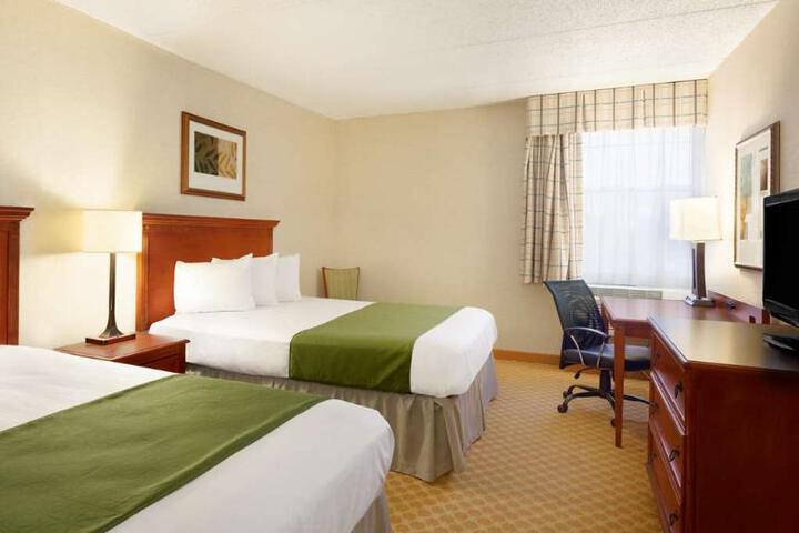 2 Queen Beds (13 of 15)