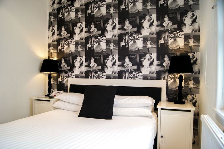 Room 12 of 142