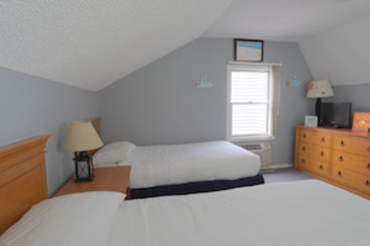 Room 16 of 984