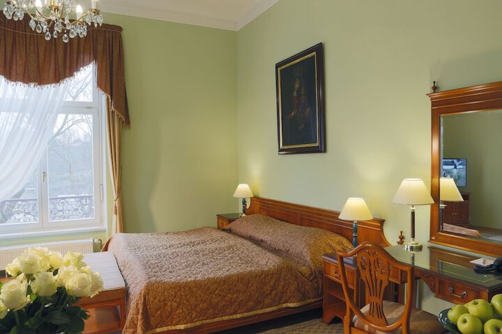 Room 4 of 38