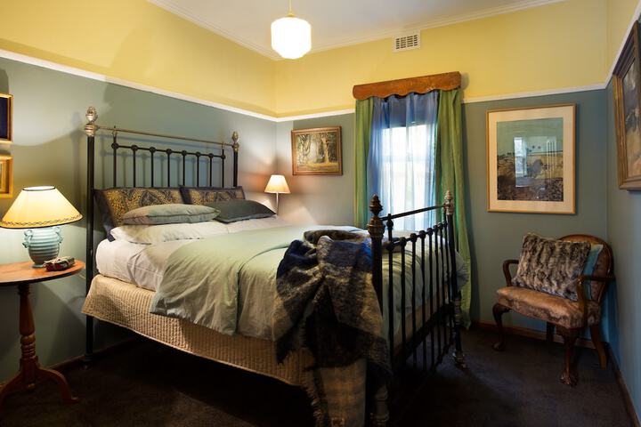 Room 4 of 10