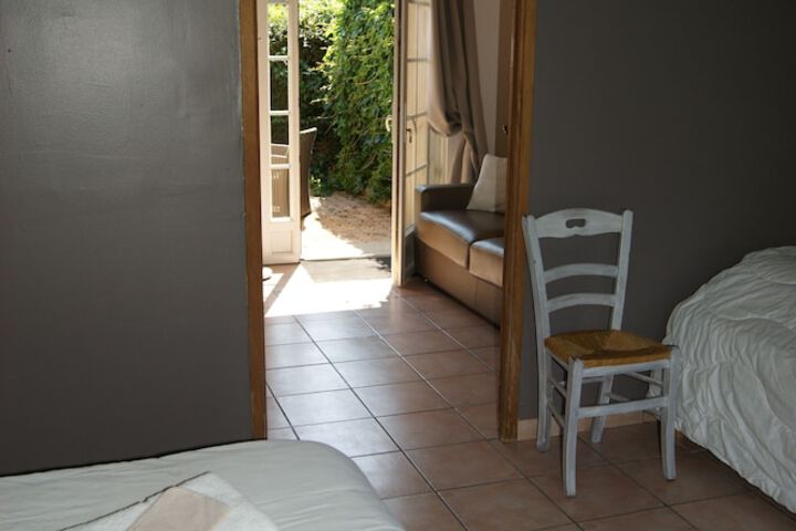Room 4 of 93