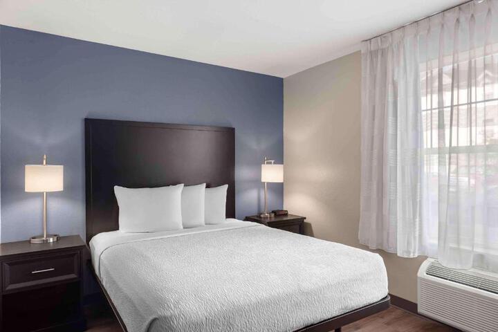 Deluxe Studio 1 Queen Bed (7 of 7)