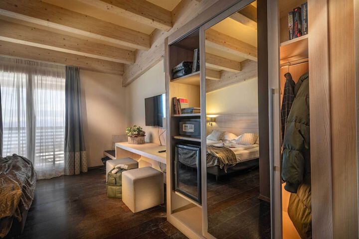 Room 4 of 34
