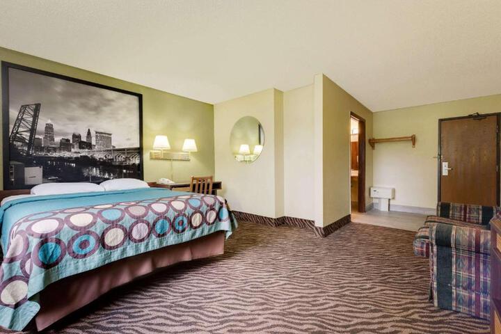 1 Queen Bed (1 of 12)