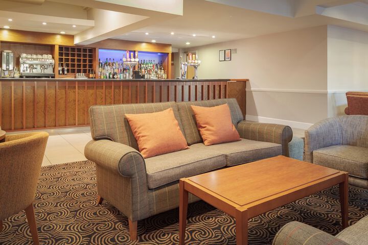 Lounge 52 of 64