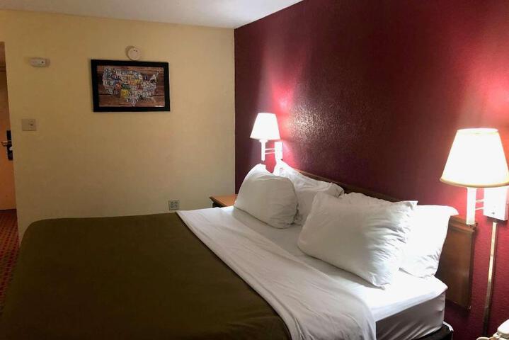 1 King Bed (2 of 14)
