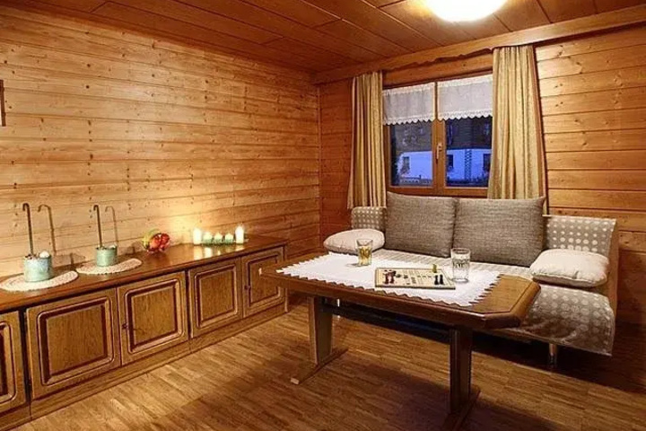 Room 2 of 10