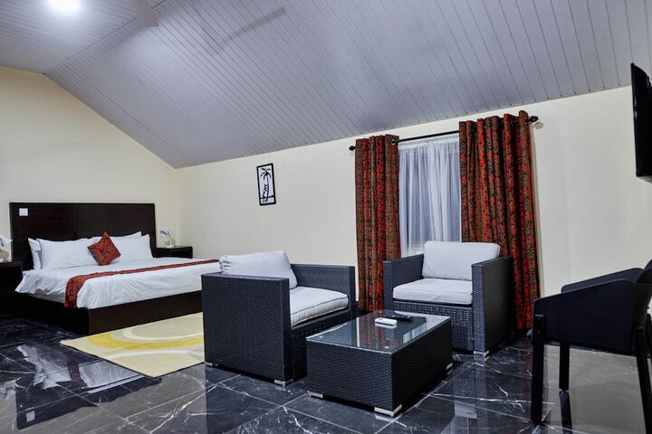 Room 4 of 33