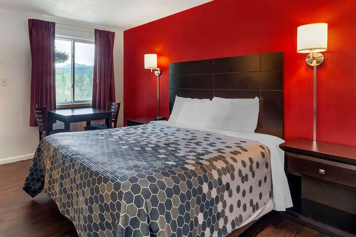 1 Queen Bed (4 of 7)