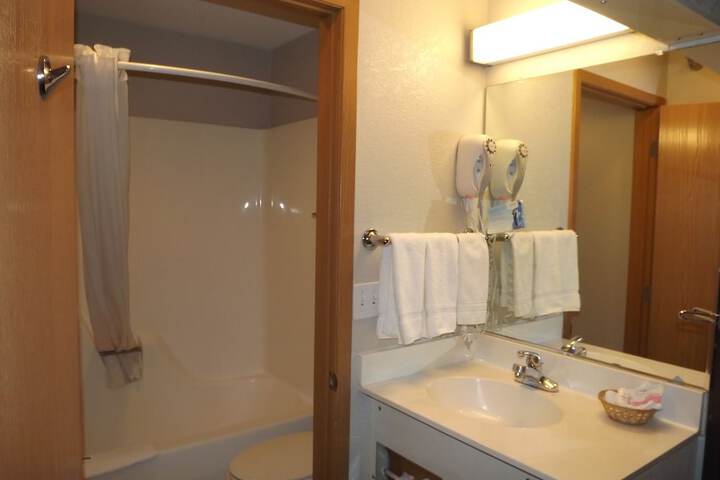 2 Queen Beds Mobility Accessible (14 of 30)