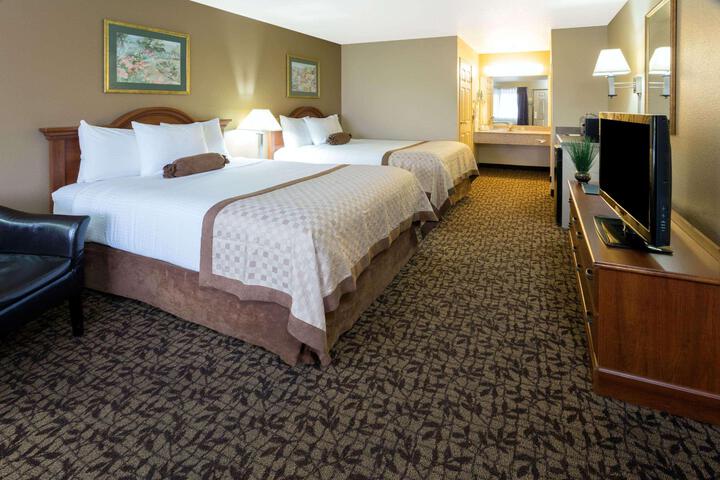 2 Queen Beds (5 of 8)