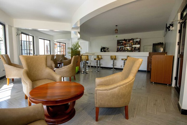 Lounge 17 of 23