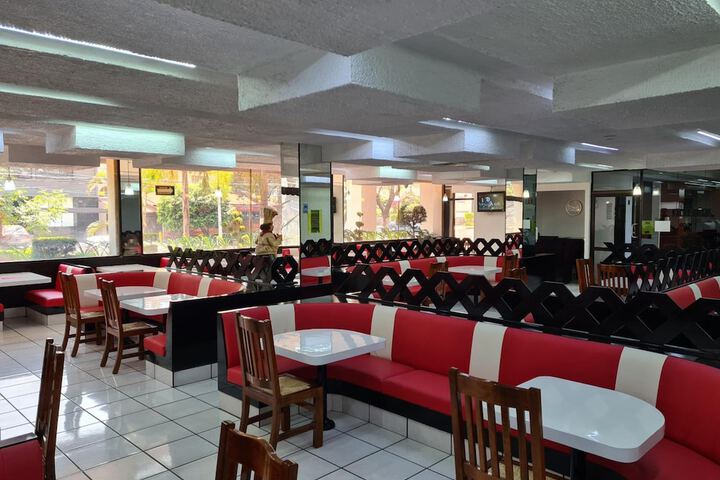Dining 43 of 55