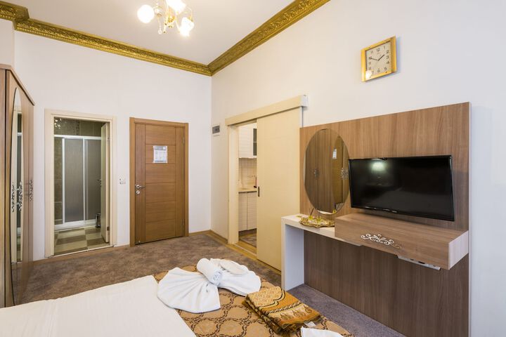 Room 10 of 80