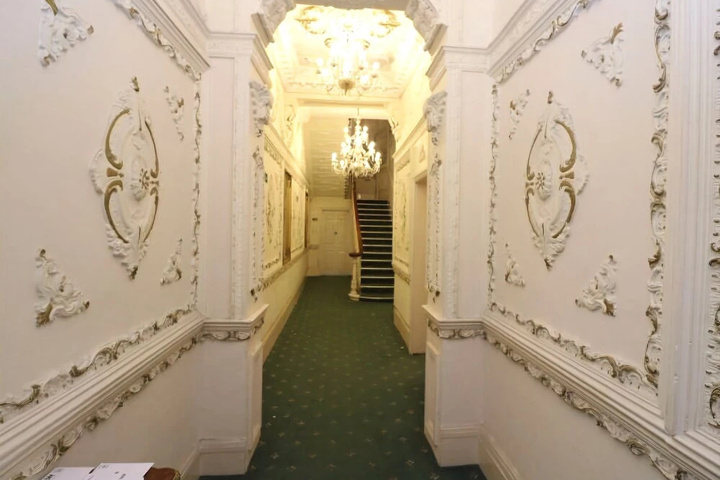 Room 6 of 10
