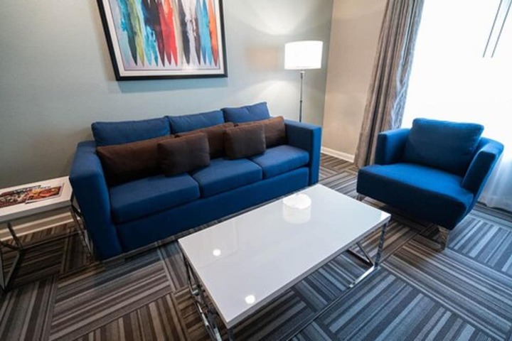 Deluxe Queen Bed (1 of 17)