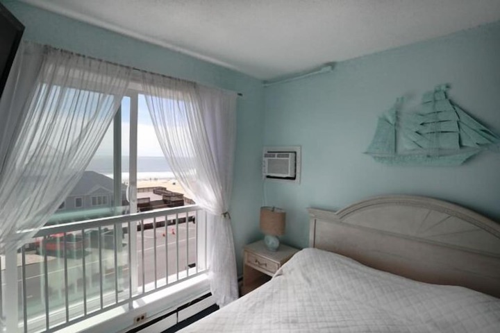Room 4 of 28
