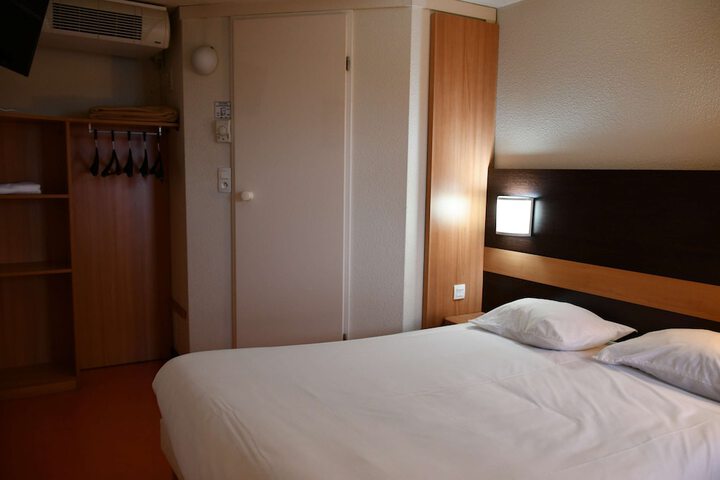 Room 16 of 32