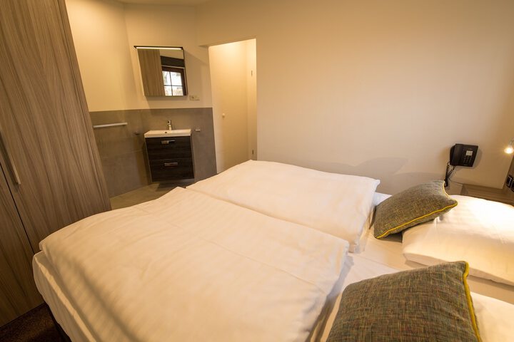 Room 9 of 83