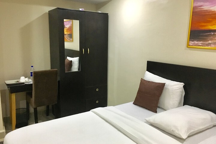 Room 6 of 16