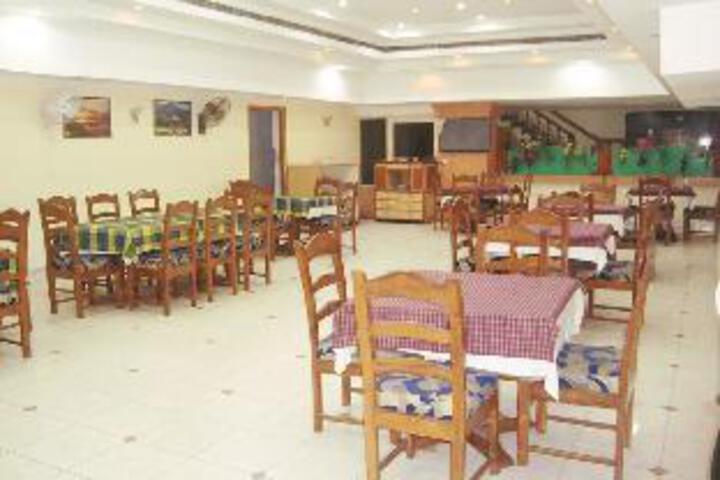 Dining 7 of 17