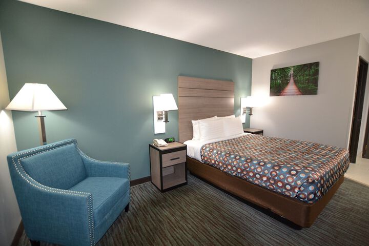 1 Queen Bed (10 of 16)