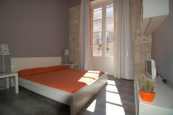 Room 6 of 33
