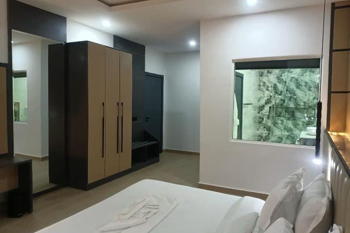 Room 3 of 52
