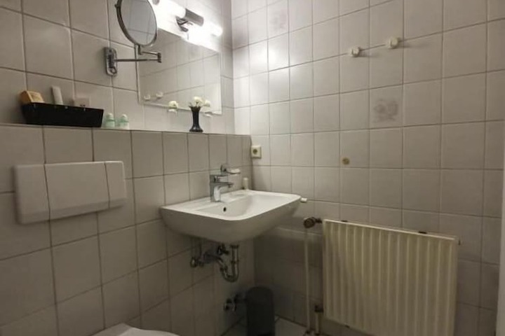 Room 10 of 16